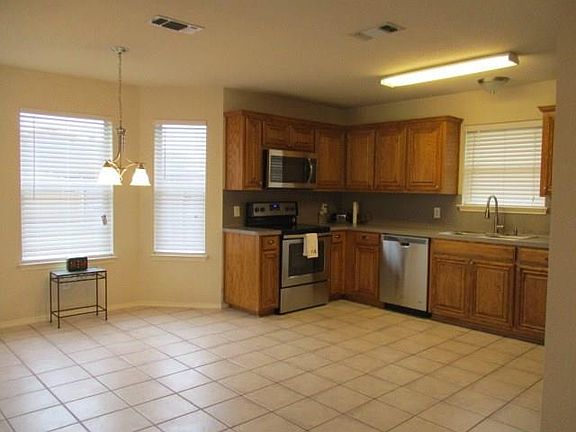 5th image of 536 Cambridge Dr