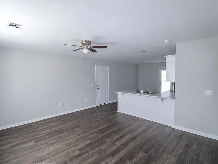 124 Callaway Cres — Photo 8