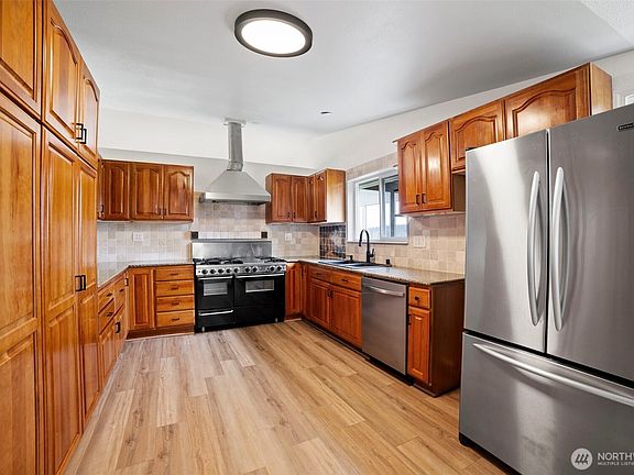 4th image of 777 NE Camano Drive