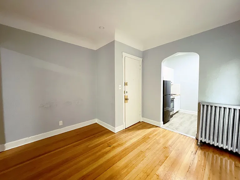 815 W Belle Plaine Ave #1R — Photo 2