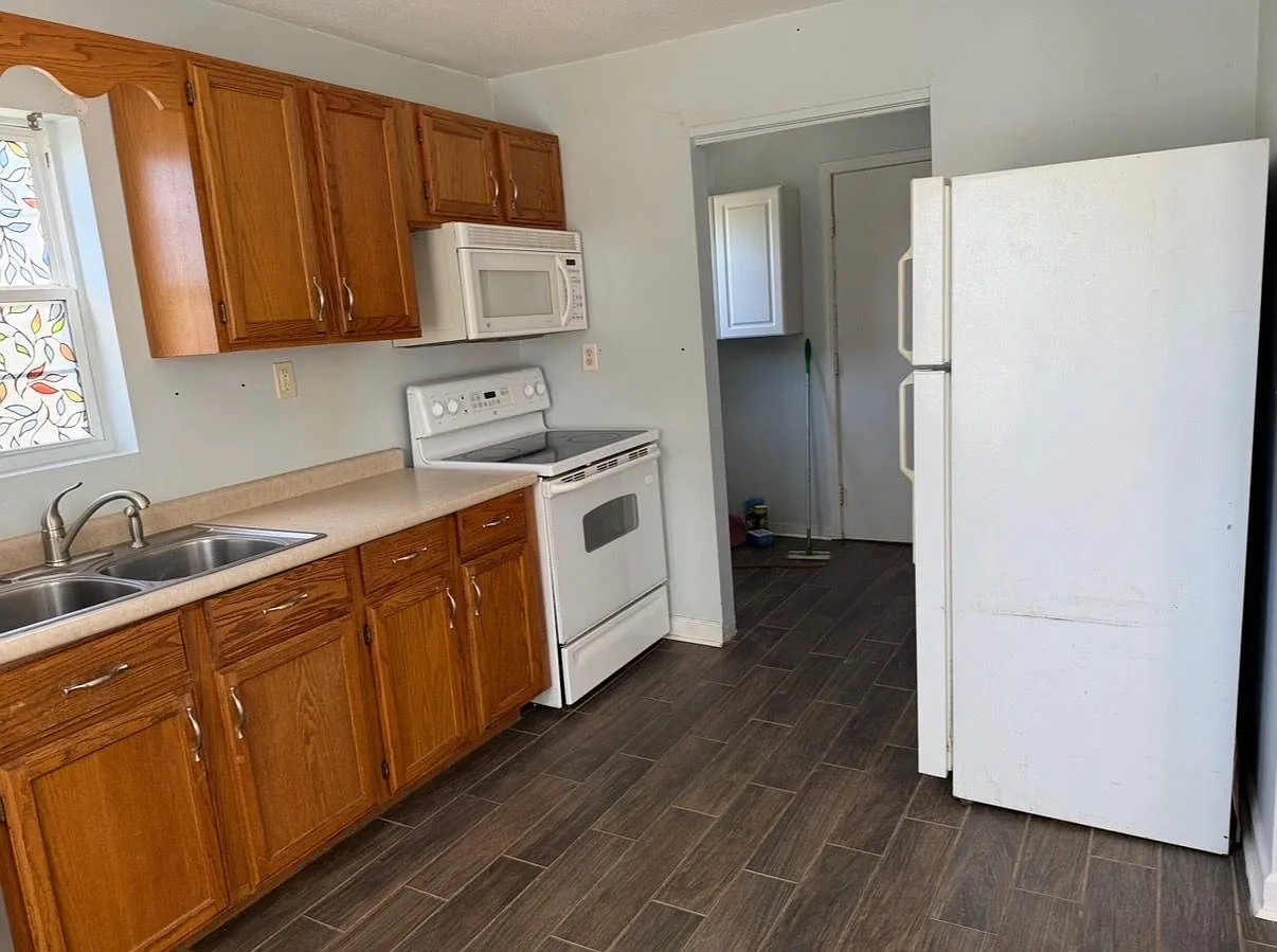 2 bed, 1.0 bath, 754 sqft, $1,000 — Photo 4