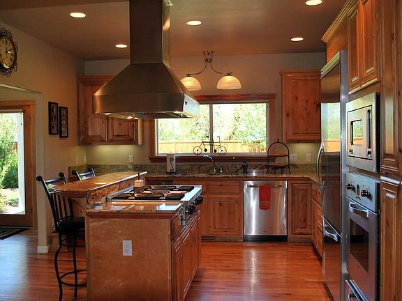 Che'fs Kitchen with Viking appliances