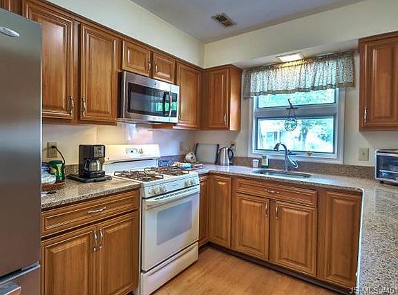 5th image of 1932 Cherryvale Ct