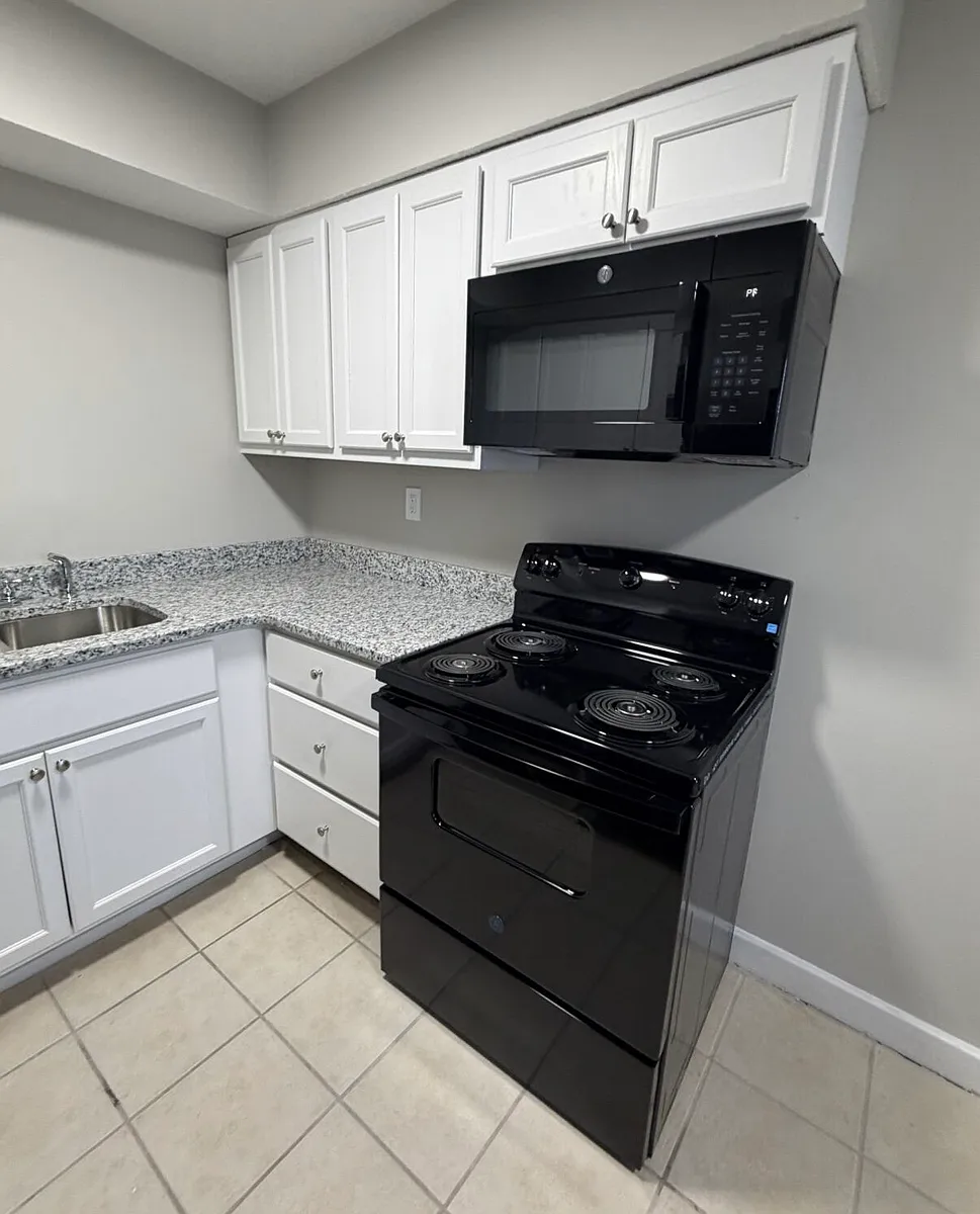 Building Photo - 3216 Springfield Dr #2