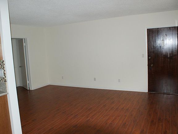 3rd image of 642 Huntley Dr APT 2