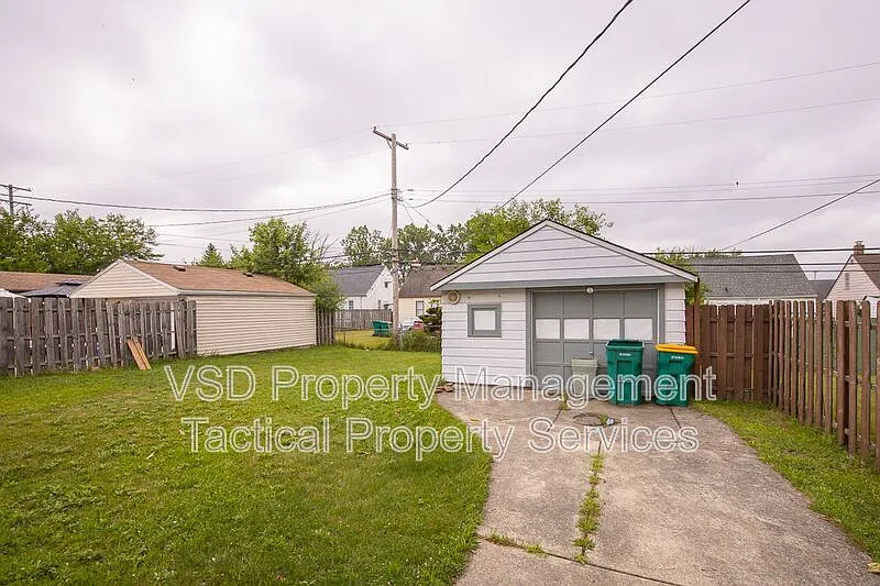 3 bed, 1.0 bath, 1410 sqft, $1,695 — Photo 4