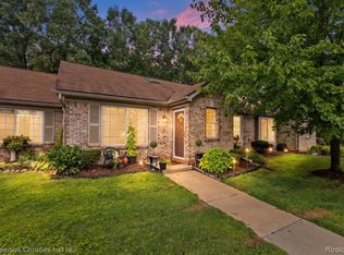 323 Countryside Ct, Highland, MI 48357