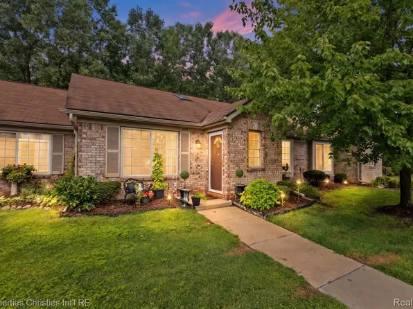 323 Countryside Ct, Highland, MI 48357