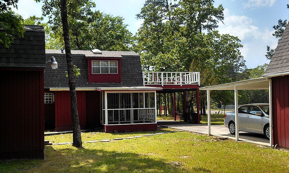 2nd image of 15 Oakwood Dr