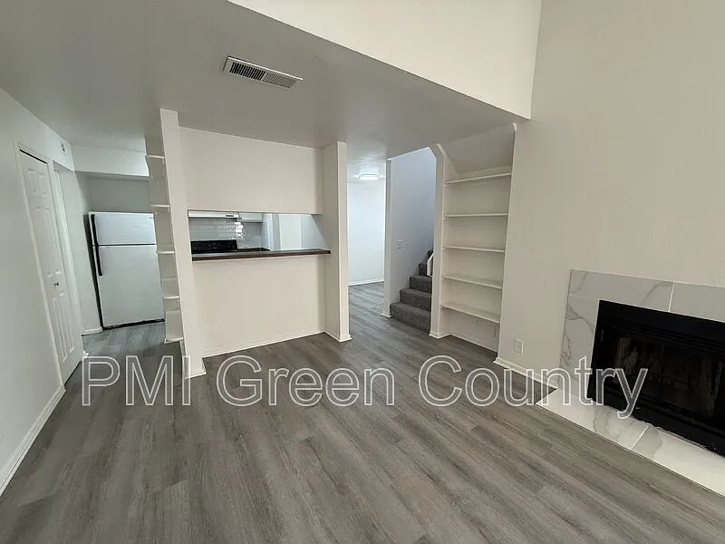 2 bed, 2.0 bath, 1100 sqft, $995 — Photo 2