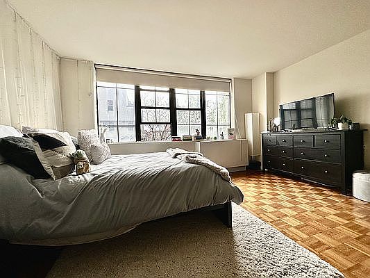3rd image of 222 W 14th St APT 5C