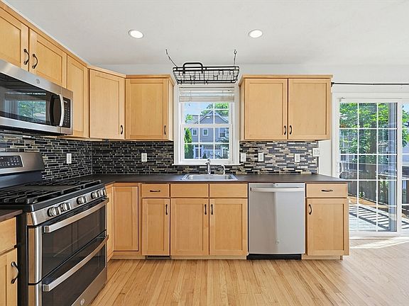 3rd image of 26 Oakwood St Unit 26