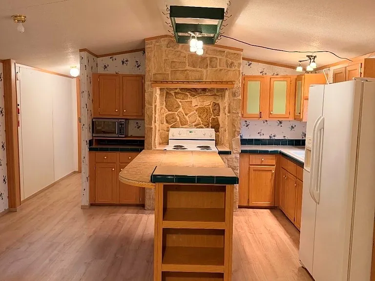 642 Hidden Oaks Dr — Photo 3