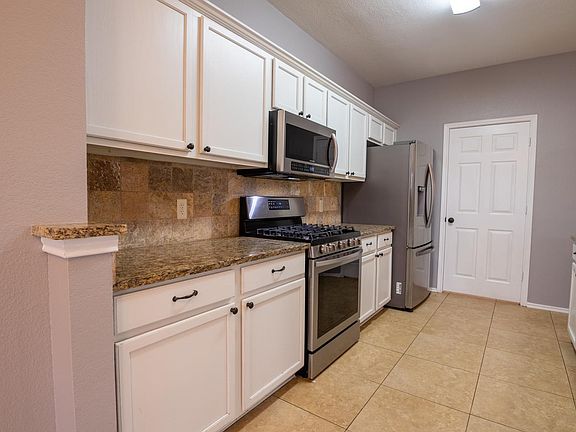 3rd image of 3718 Castle Rock Dr
