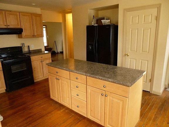 Kitchen with pantry (behind door)