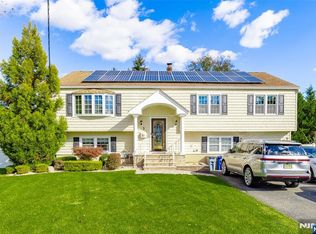 3 Old Farm Rd, Verona, NJ 07044