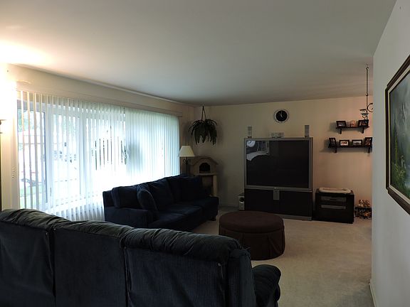 3rd image of 957 E Bradley Ct