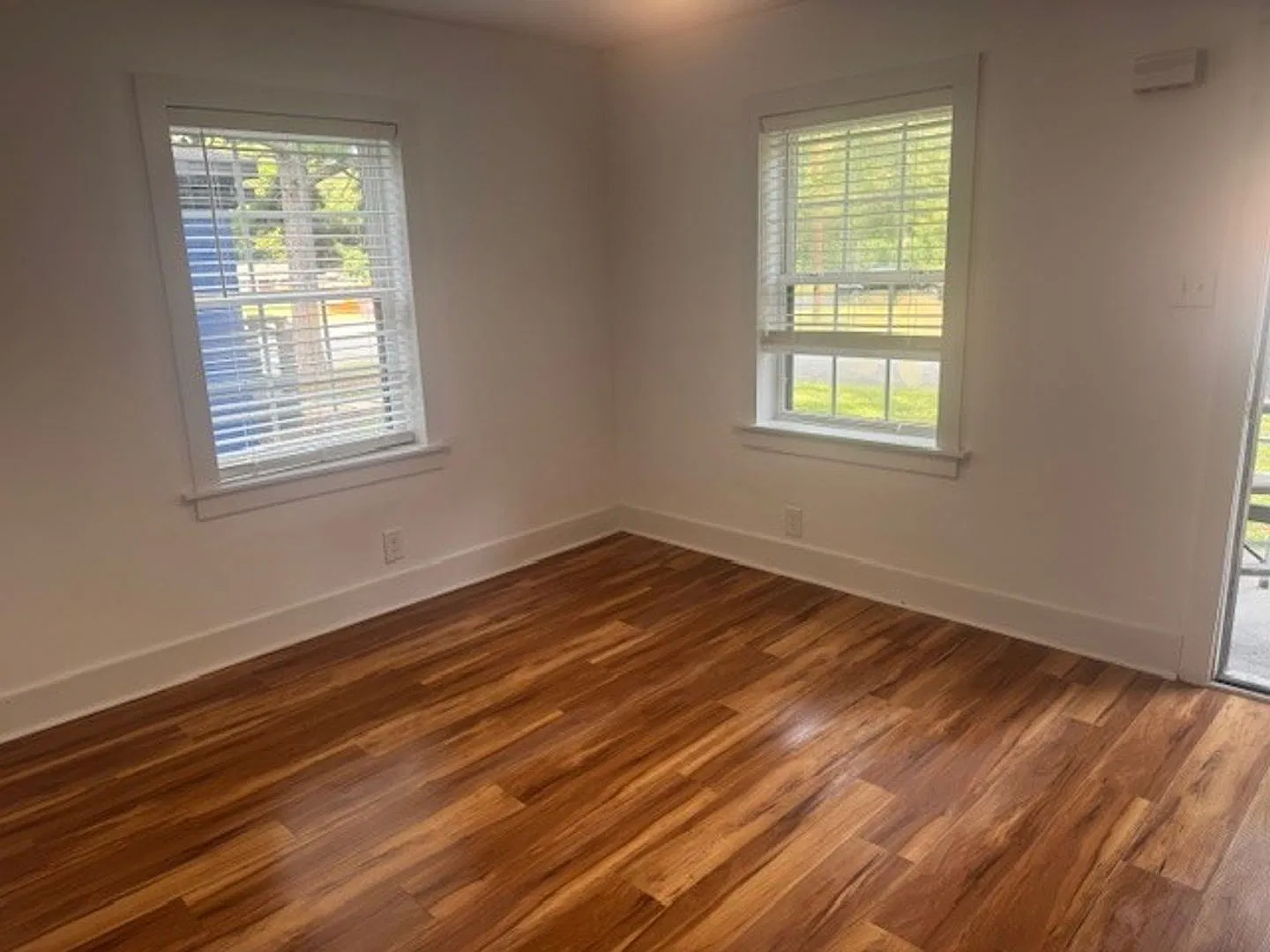 Two Bedroom 1 Bathroom-Fully renovated — Photo 3