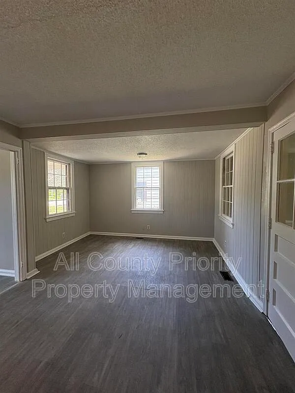 2 bed, 1.0 bath, $950 — Photo 3