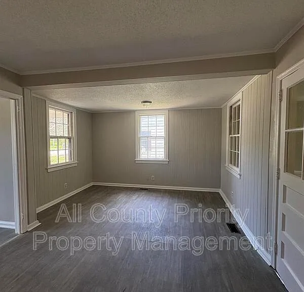 1004 Industrial Ave NE — Photo 2