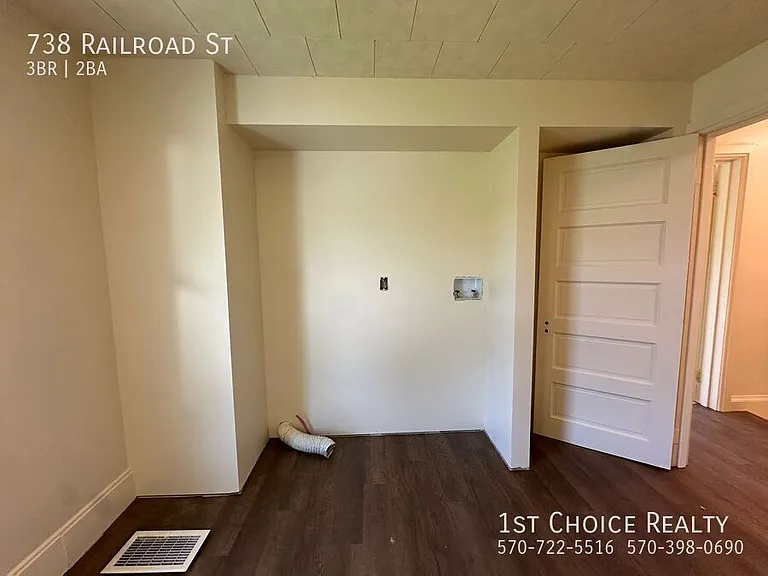 738 Railroad St — Photo 5