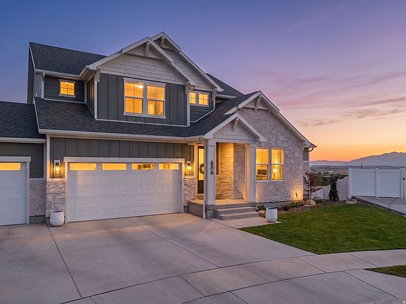 3rd image of 686 W Eaglecrest Cir