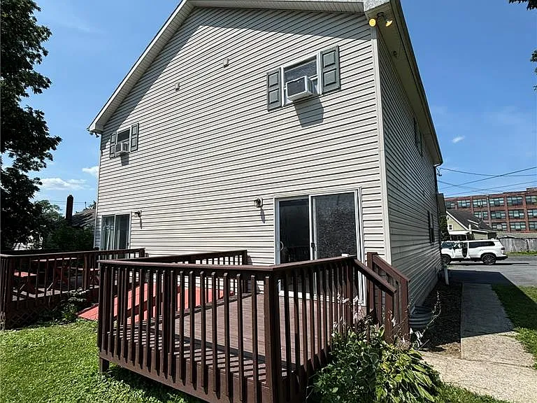 127 S Pine St — Photo 2