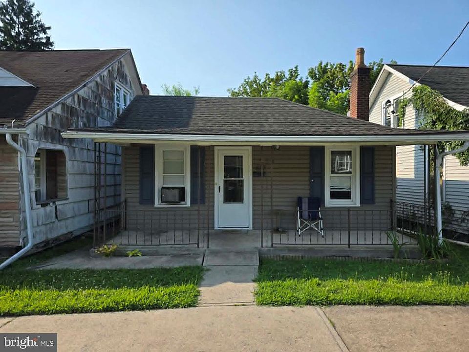 1st image of 622 W 5th St