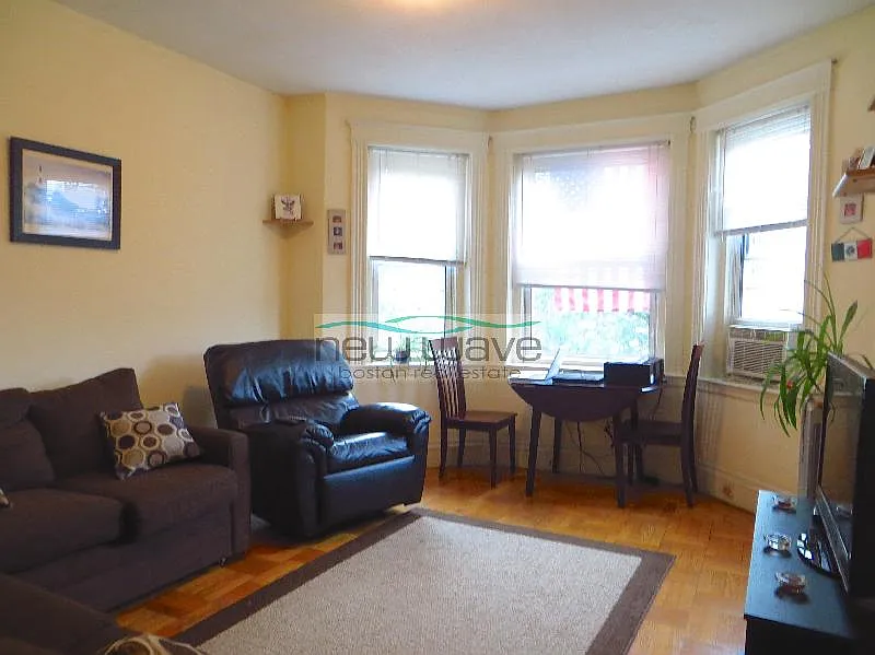 Building Photo - 32 Queensberry St #8