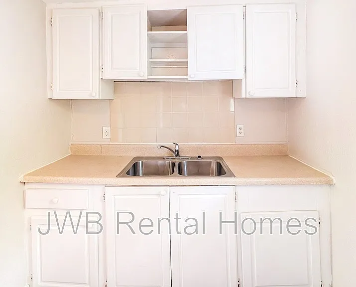 3933 Boulevard #2 — Photo 3