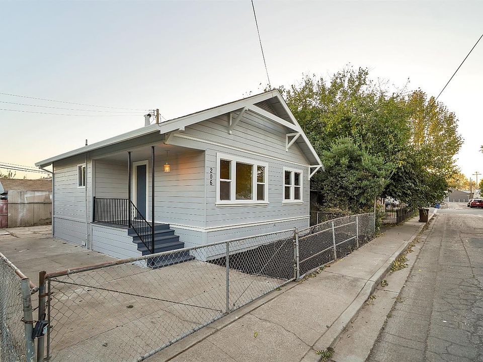 2nd image of 206 3rd St
