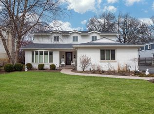 890 Mountain Dr, Deerfield, IL 60015