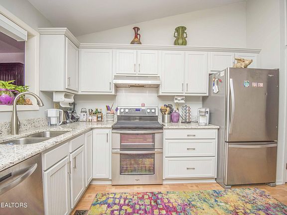 5th image of 521 Calvin St