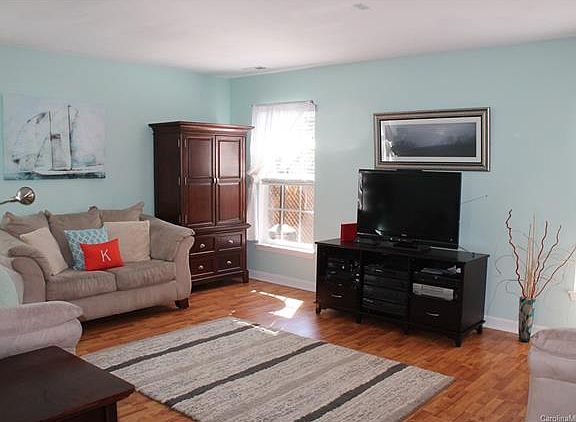 4th image of 9040 Pembroke Ct