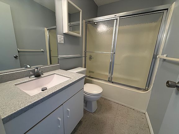 5th image of 1300 W Grand Ave #B