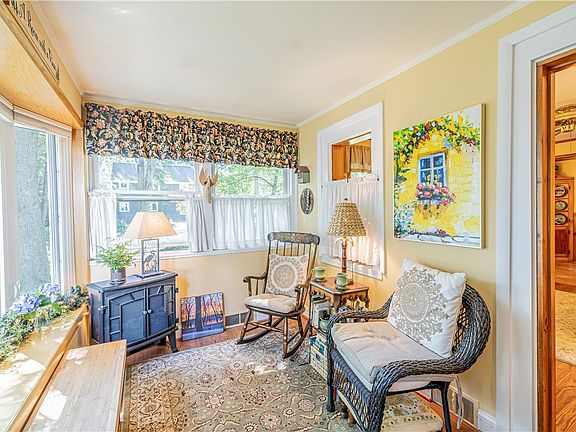 4th image of 9 Pleasant Ave
