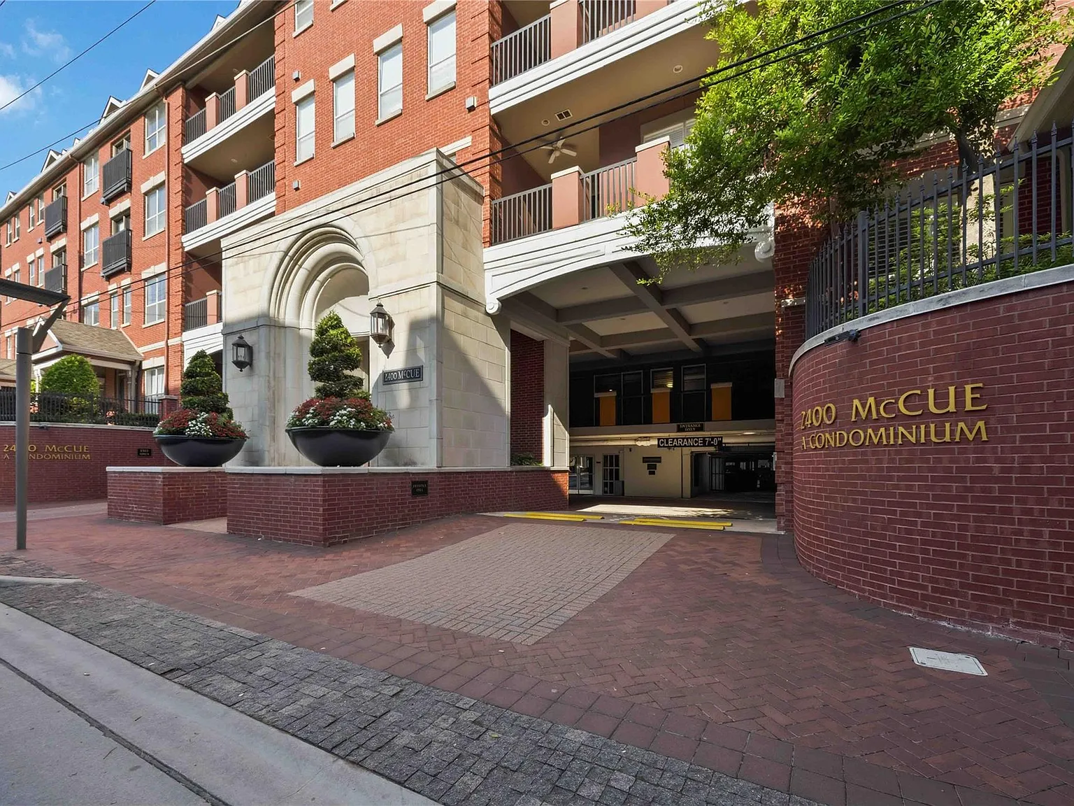 1 bed, 1.0 bath, 664 sqft, $1,900 — Photo 2