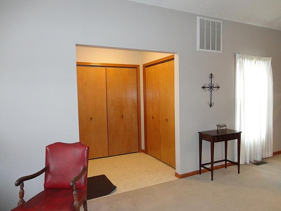 4th image of 215 N Broadway St