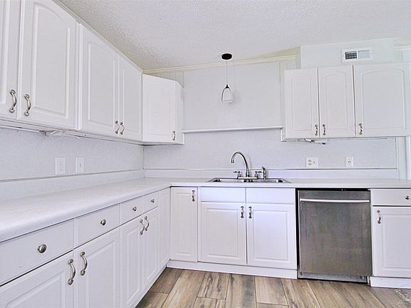 4th image of 3675 Bayou Blvd