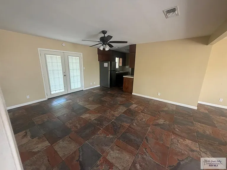 433 Fairwind Dr — Photo 3