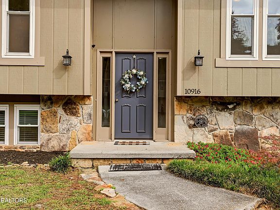 2nd image of 10916 Concord Woods Dr