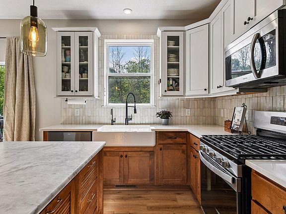 4th image of 1017 Fabel Ln