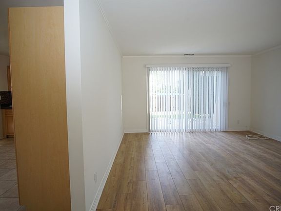 4th image of 23632 Vanowen St