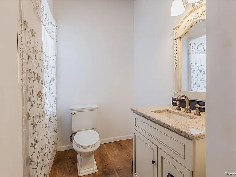 606 E Jericho Tpke — Photo 11