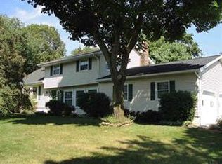 26 Roslyn Dr, Ballston Lake, NY 12019