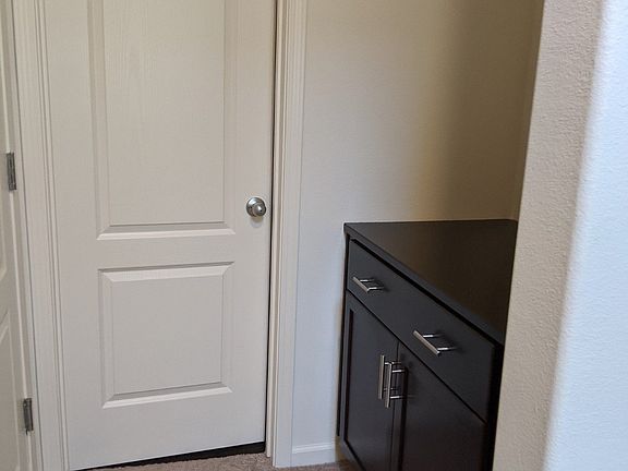 4th image of 683 Phelps Dr