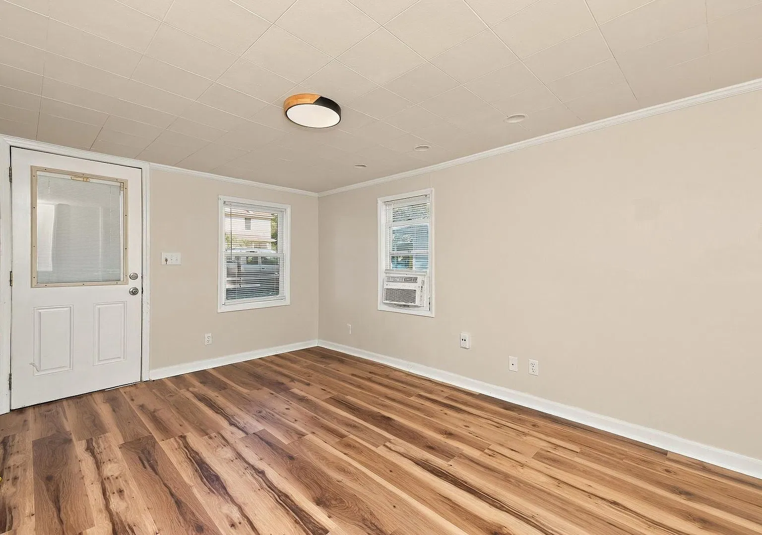 Nice 3 Bed 1.5 Bath in Springfield! — Photo 3