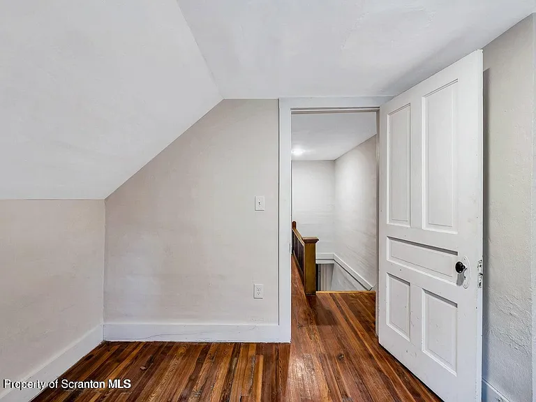 811 Grandview St — Photo 3