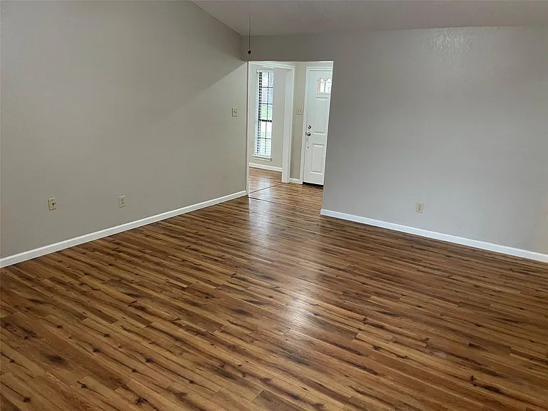 1402 Sheppard Ln — Photo 17