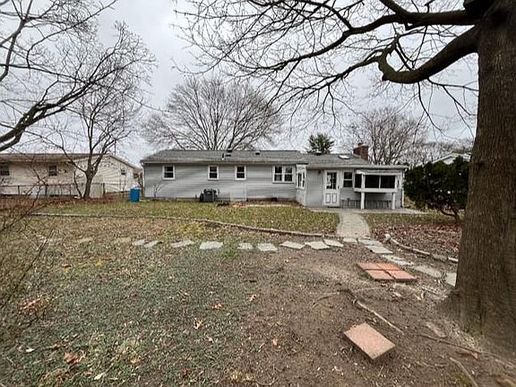 4th image of 61 Calderwood Dr